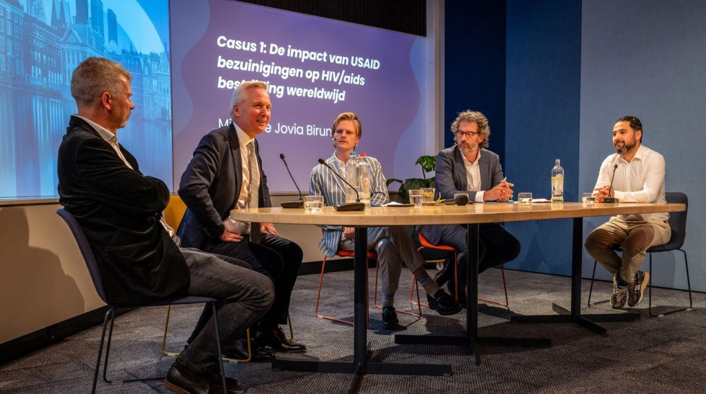 Van links naar rechts: Michel van Winden (SP), Eric van der Burg (VVD), moderatoren Mickey Andeweg (Hivos) en Roman Baatenburg de Jong (Plan International) en Emre Gungor (Volt).
